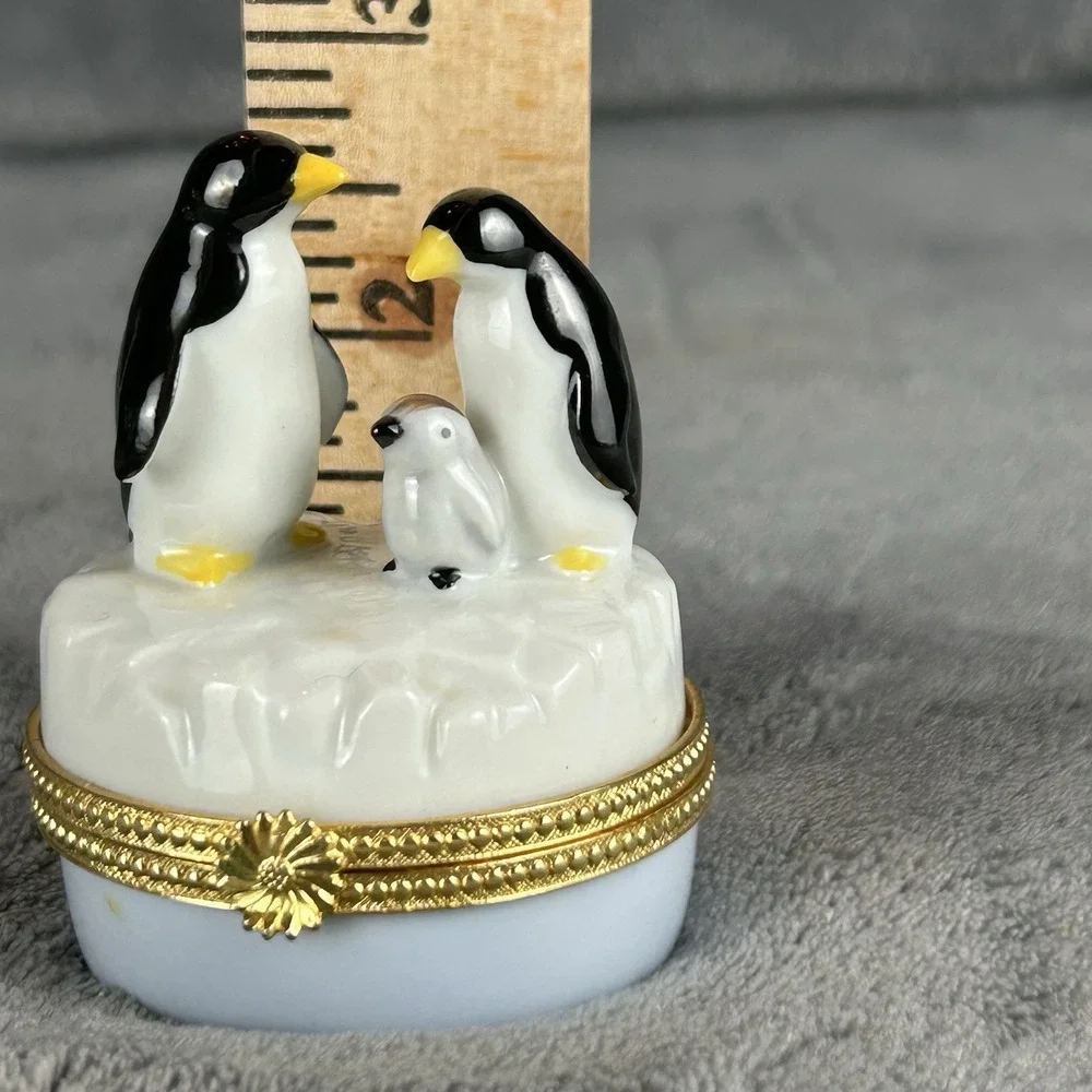 Vintage Penguin Family Porcelain Hinged Trinket Box Iceberg Gold Tone Clasp
